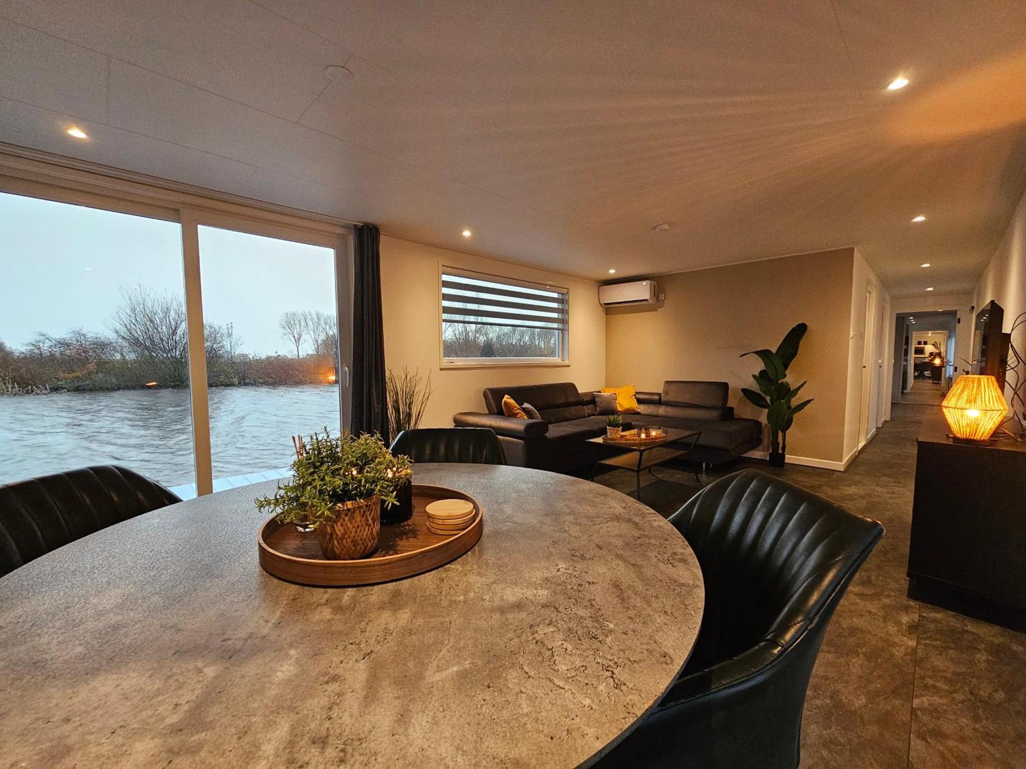 Luxe Woonboot In De Natuur Evt Met Console Bootje! Leeuwarden Exterior foto